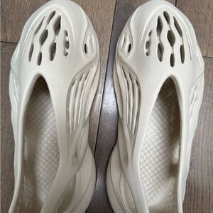 Men’s Yeezy foam runners